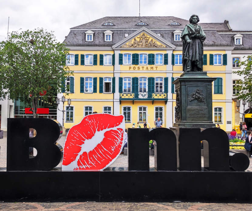 Beethovendenkmal in Bonn und Schriftzug Bonn mit Kussmund