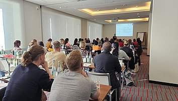 Teilnehmende beim Vortrag von Dr. T. Süß